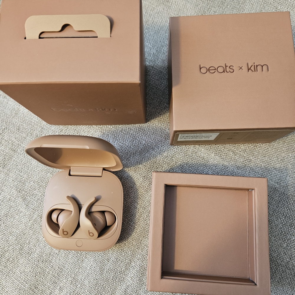 Beats Fit Pro True Wireless Earbuds - Kim K Special Edition - Dune - Picture 4 of 5